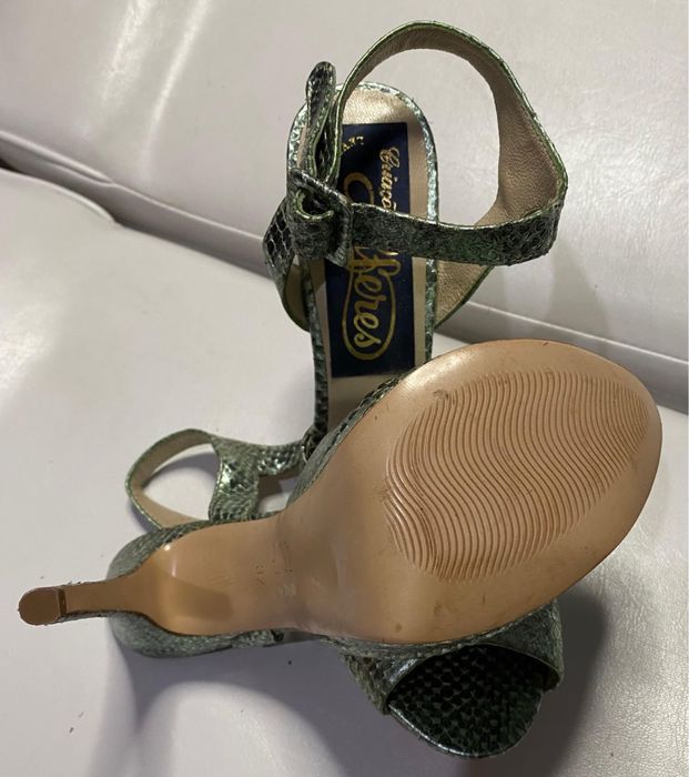 Sandalias roxas e sandalias verdes