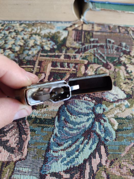 Зажигалка Zippo. Нет кремня.