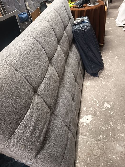 Sofá cama de cor cinza