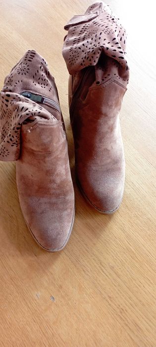 Botki damskie ażurowe na słupku – rozmiar 38, beżowe zamszowe