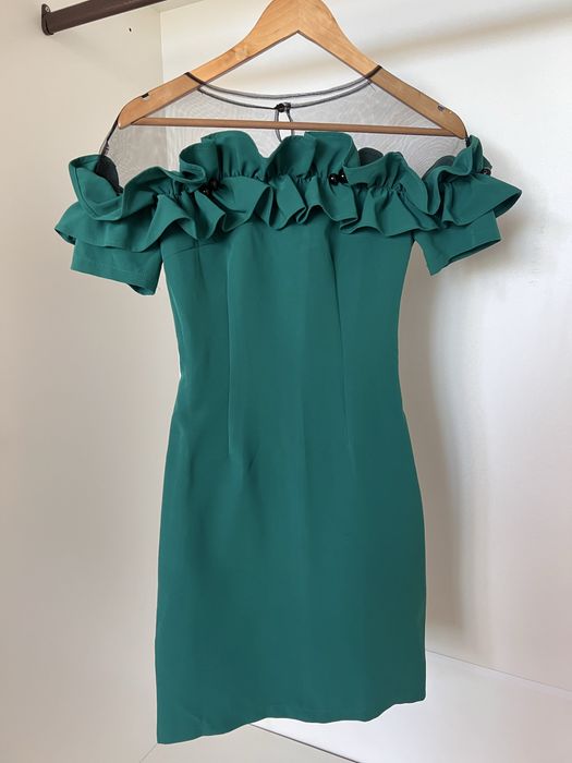 Сукня міні смарагдового кольору з прозорими плечима S/36