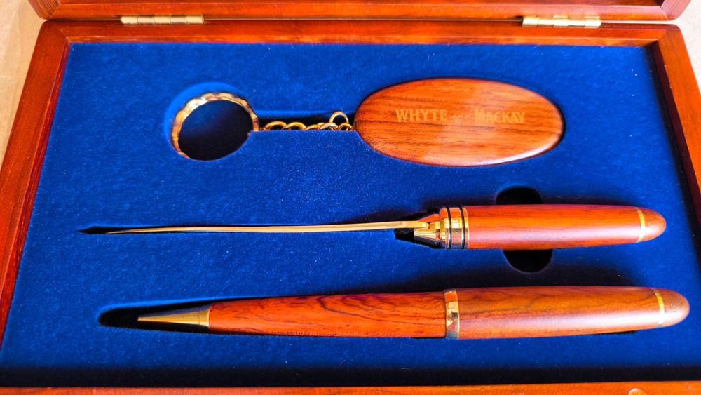 Abre cartas caneta porta chaves white and Mackay em caixa de madeira