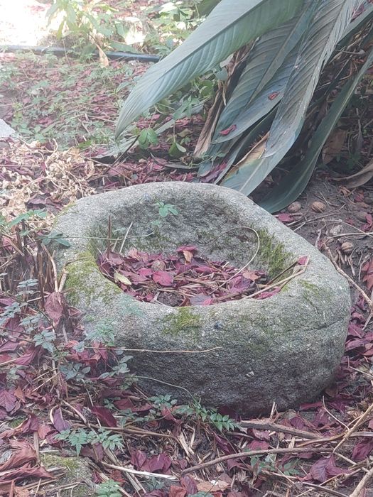 Pia  antiga em pedra rústica