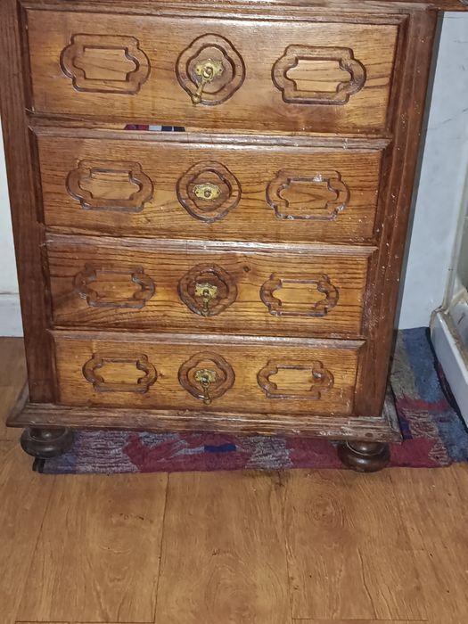 Conjunto cómoda e criado-mudo antigos em madeira, estilo clá