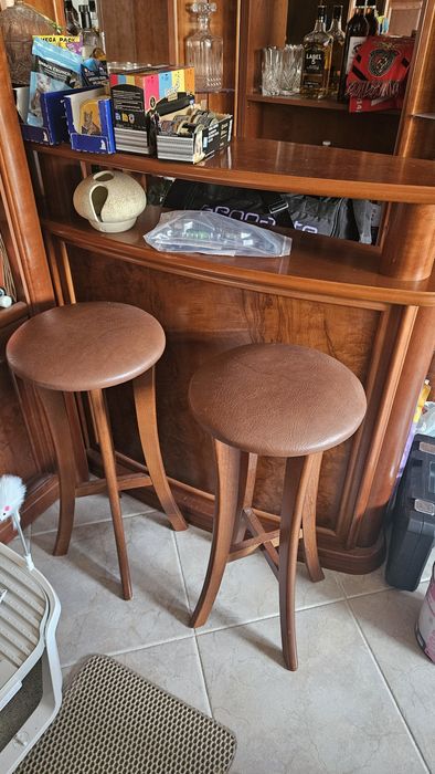 Bar e móveis laterais em cerejeira