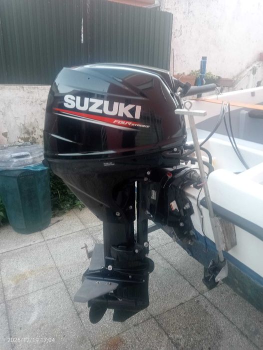 Embarcação de recreio em bom estado