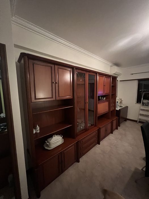 Movel de sala em madeira com vitrine e mini bar