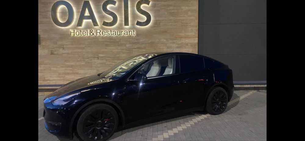 Тесла Y, 82 квт, полный привод.