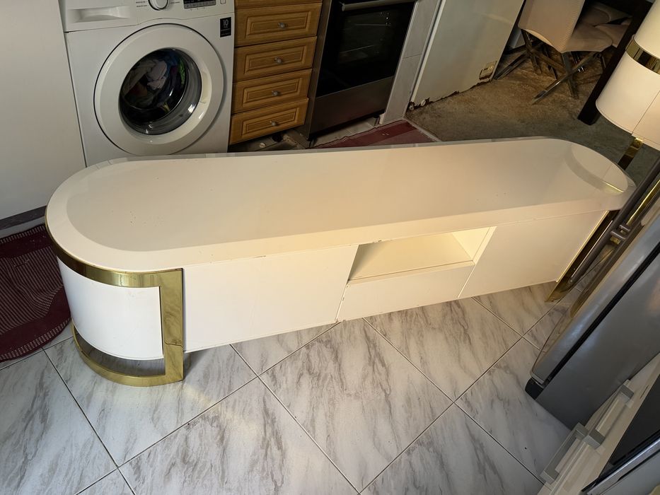 movel branco com detalhes em dourado