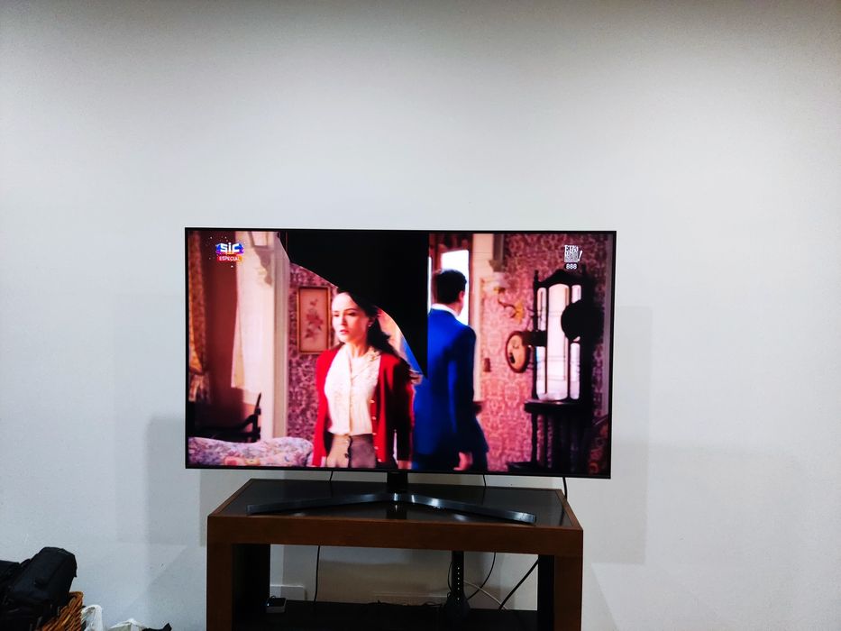 TV Samsung 55'' modelo UE55TU8505 (ecrã rachado)