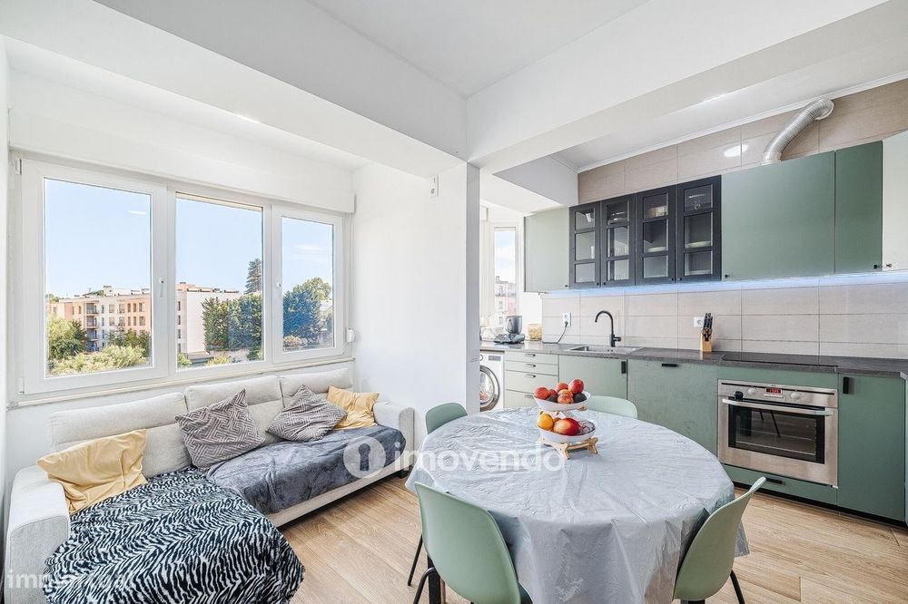 Apartamento T2 remodelado, com cozinha equipada, em Benfica