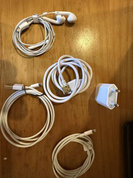 Cabos USB, fones e carregador Iphone