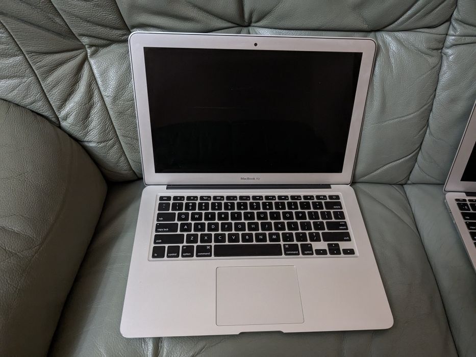 MacBook air 11 2013 ( маленький )
Процесор: двоядерний Intel Core i7,