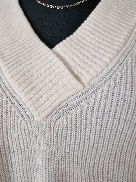 Sweterek z dekoldem ecru" Next".