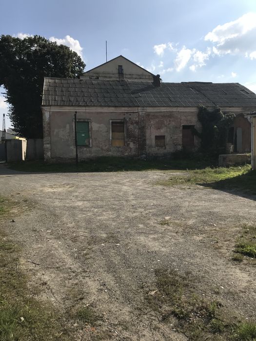 Нежитлова фасадна будівля під комерцію