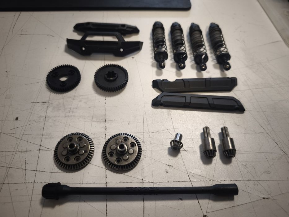 Traxxas mini Maxx 107154-1 zestaw używanych części