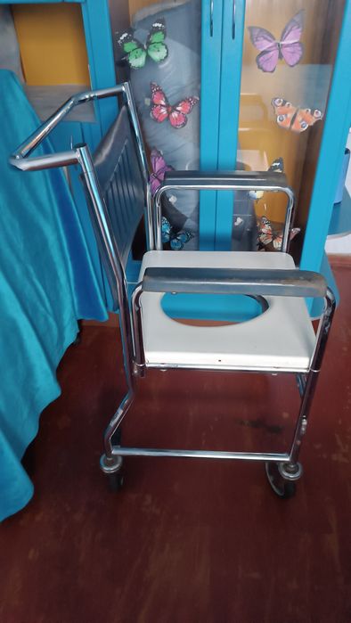 Инвалидное кресло с унитазом