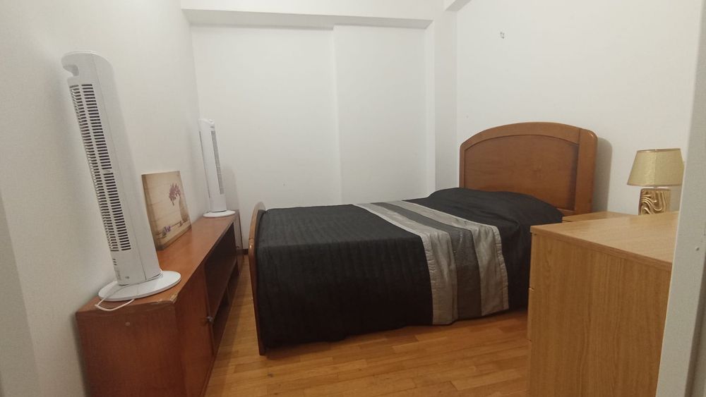 Arrenda- sse Quarto solteiro e cama em qto compartilhado.