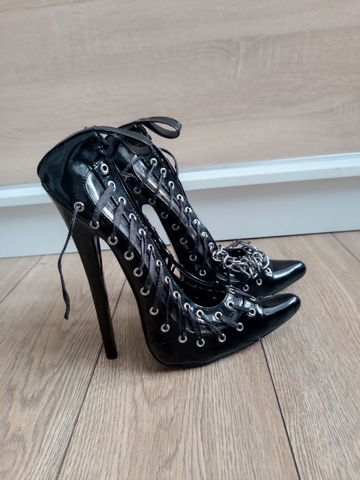 Mega wysokie szpilki