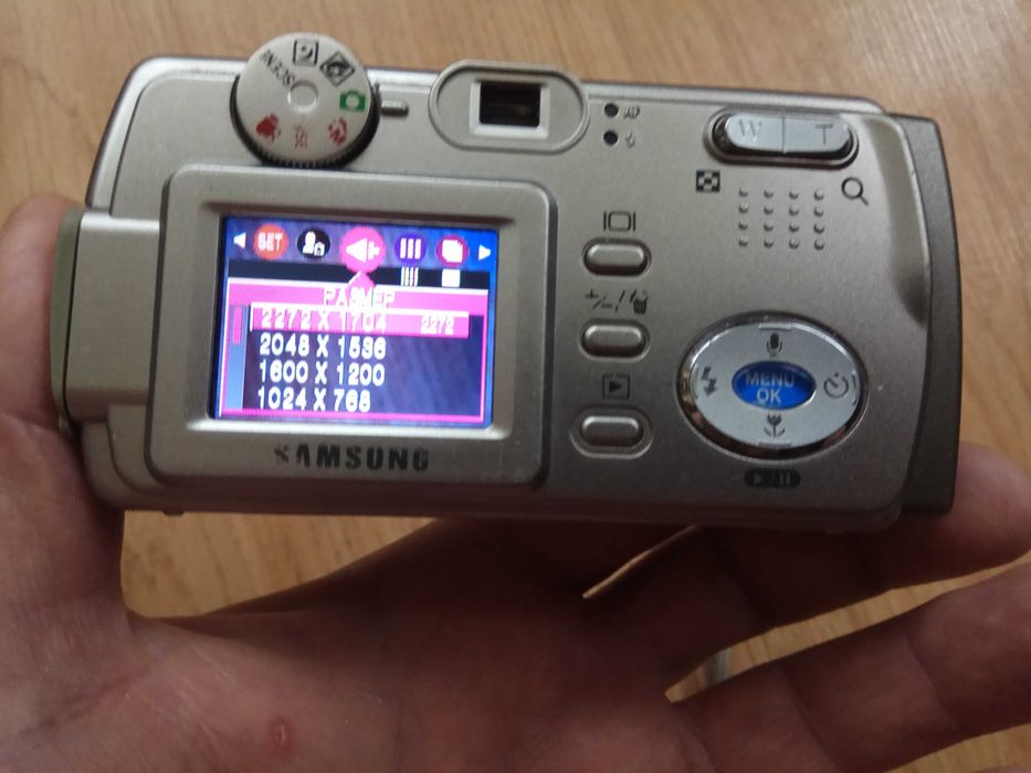 Компактний та зручний цифровий фотоапарат Samsung справний гарний стан