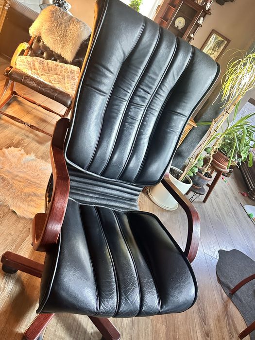 Fotel gabinetowy obrotowy naturalna czarna skóra plus drzewo lite