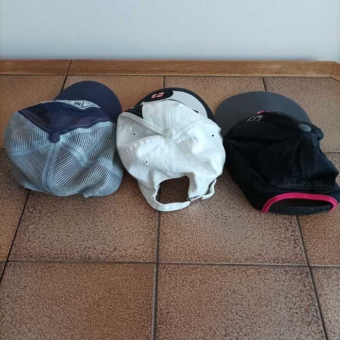 Czapki z daszkiem..