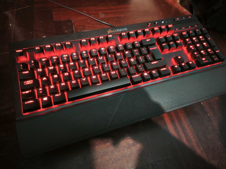 Corsair K68 Mechanical Keyboard with Cherry MX Red Switches – In Excellent Condition64752396674691121