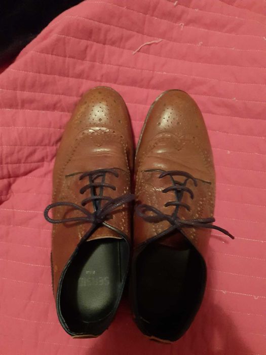 Sapatos de homem em couro