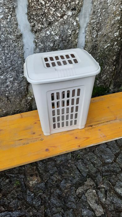 Cesto de roupa. Bom eatado