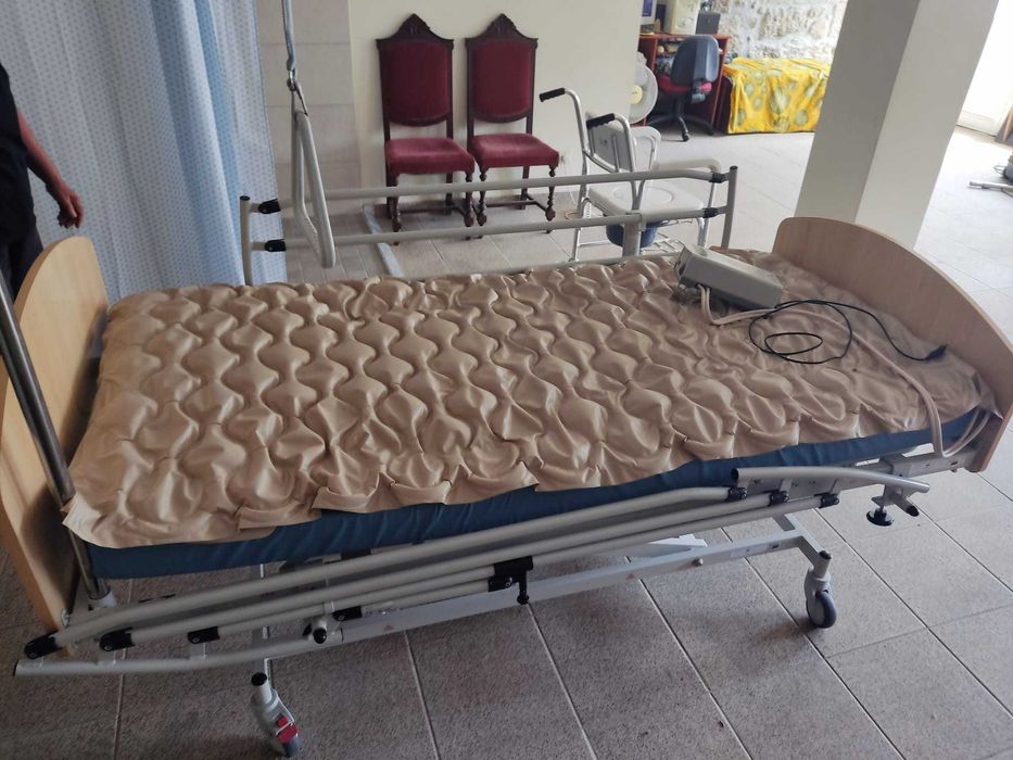 Cama elétrica, articulada e com colchão anti-escaras