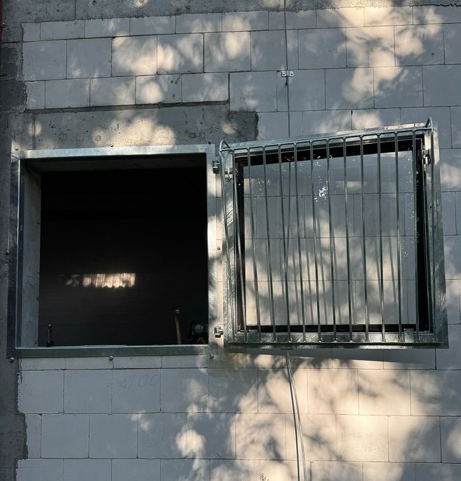 Okno stajenne stalowe do stajni garażu okno stalowe okno gospodarskie