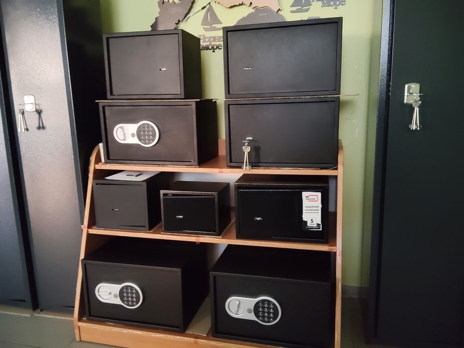 Сейфи шафи збройні офісні меблеві