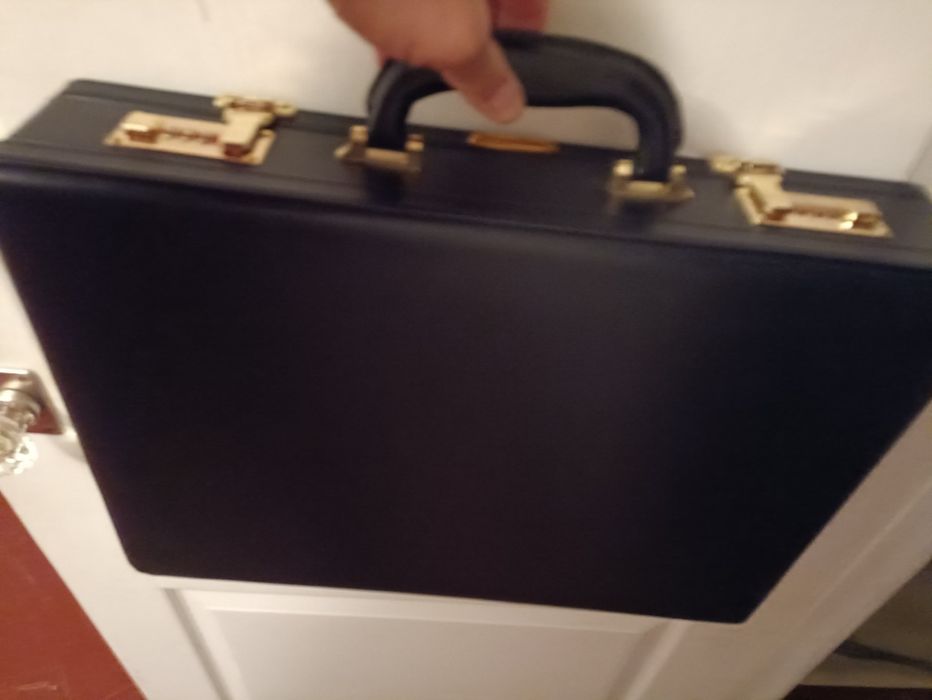 Дипломат чорний з золотистими замикачами