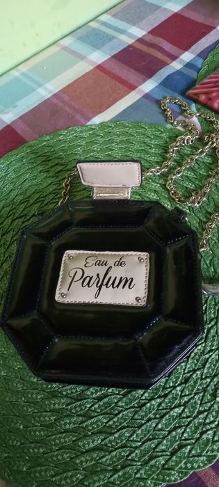 Malutka torebeczka z łańcuszkiem.