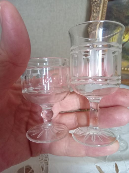 Старинные графины, рюмки.