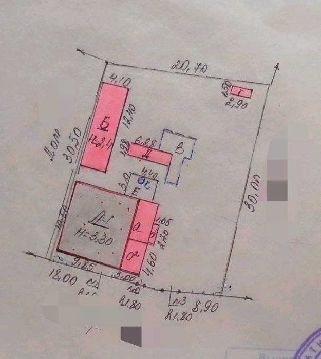 Продам цегляний будинок у центрі Дергачів з частковим ремонтом.