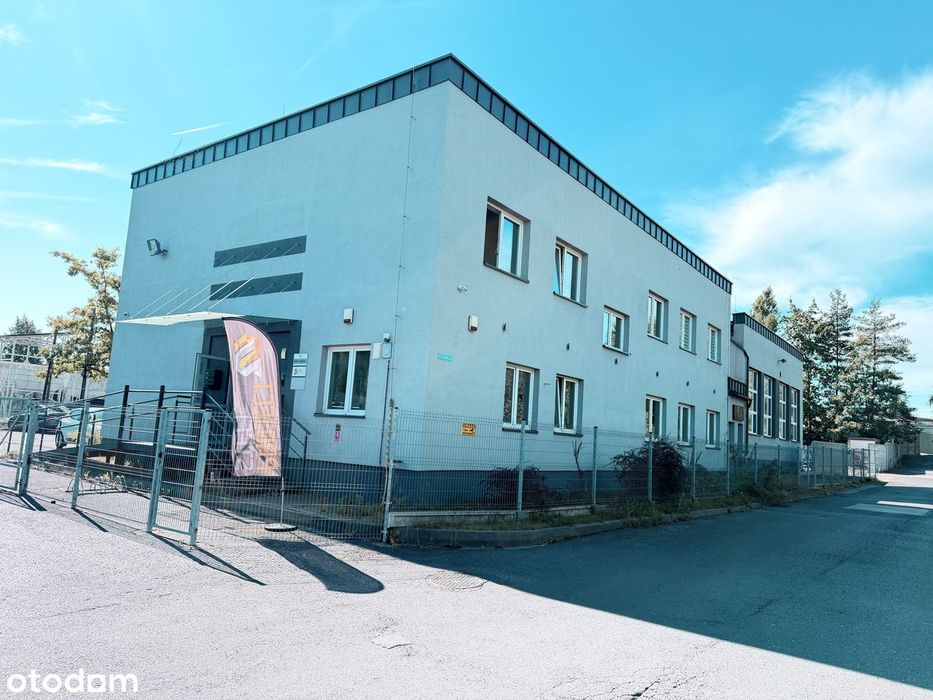 Budynek usługowo-biurowy wyremontowany z parkingiem.