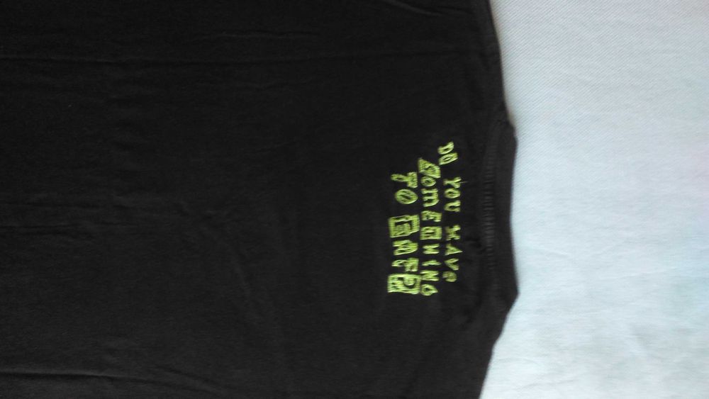 T-shirts castanha; bege