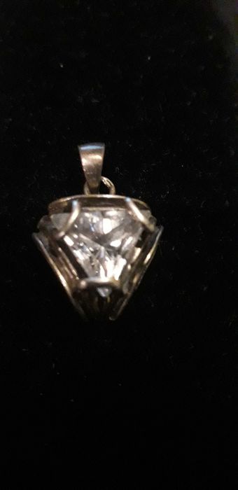 Stary srebrny wisior z cyrkonią.