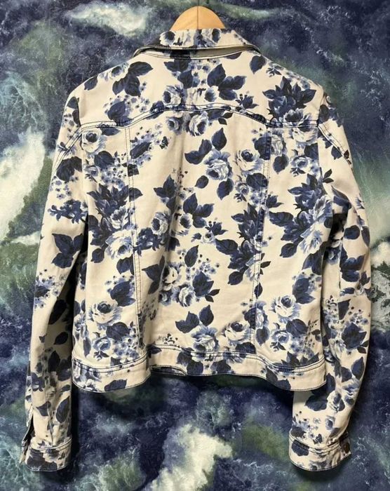 Продам женскую джинсовую куртку