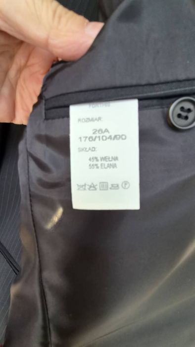 Antracytowy garnitur w prążki jak nowy