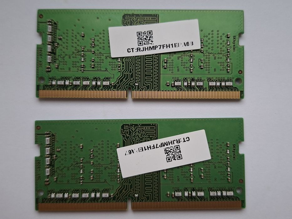 2x4 GB RAM SK hynix DDR4 SO-DIMM 3200 MHz.