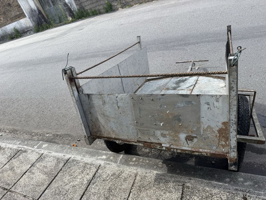 carroça no estado que se encontra-se nas fotografias