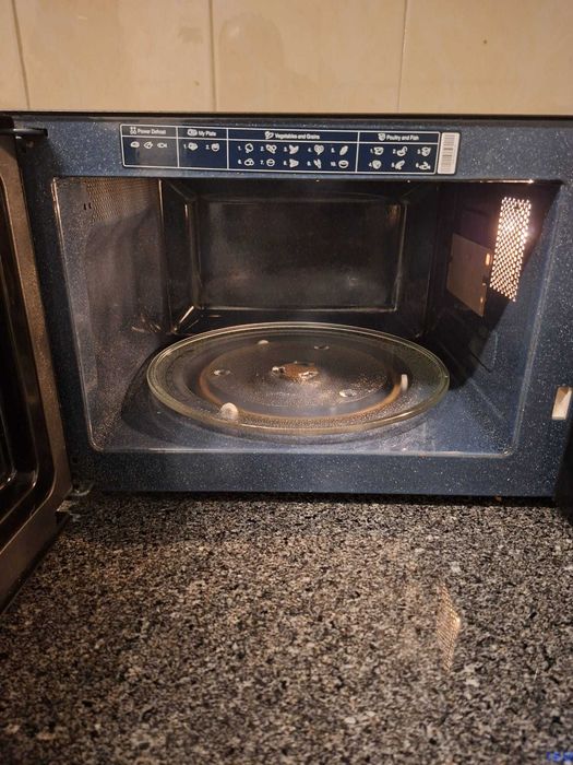 Microondas SAMSUNG MG2AF301TCK (23 L - Com Grill - Preto)