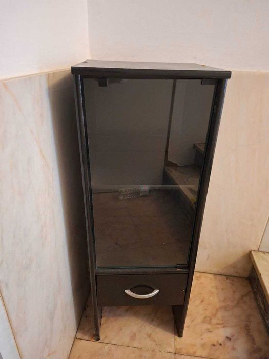 Armário Decorativo com porta de vidro