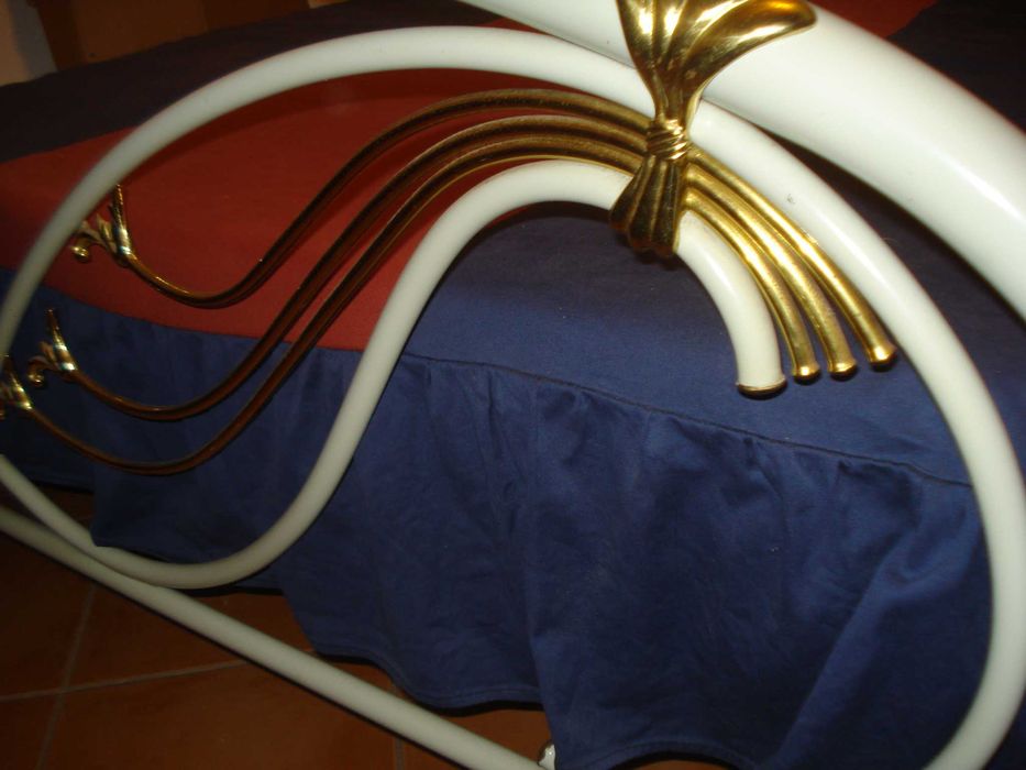 Cama de casal em ferro