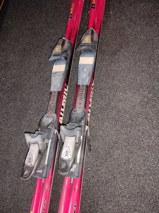 Pares de ski encerados/afiados prontos a usar