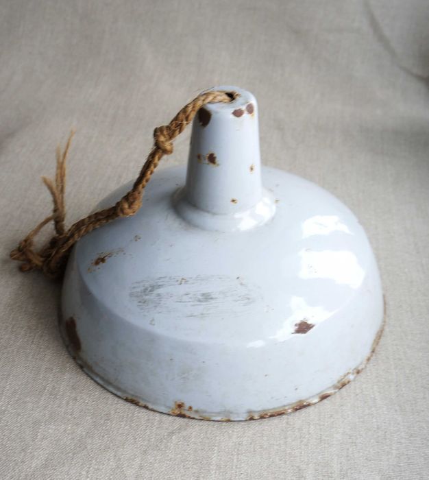 stara lampa metalowa rustykalna, wisząca