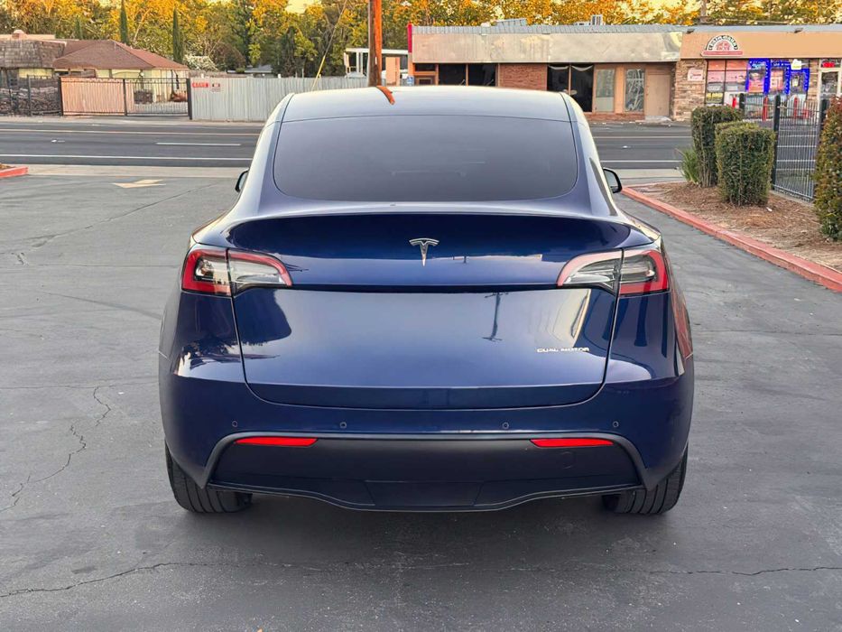 Tesla Model Y      2021