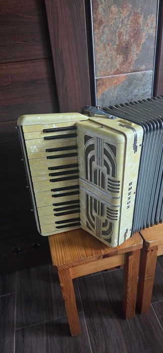 Hohner 80 basowy 3/5 chóry głośny i super grający.